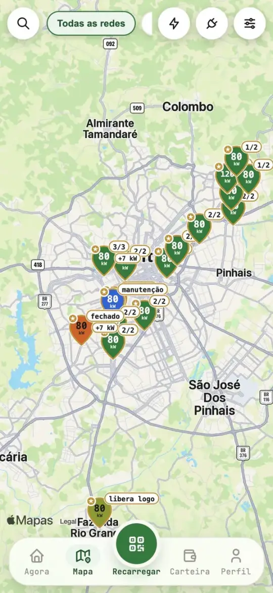 Mapa do app Maracanã com os pontos de Curitiba e região e quantos plugues estão livres em cada um.